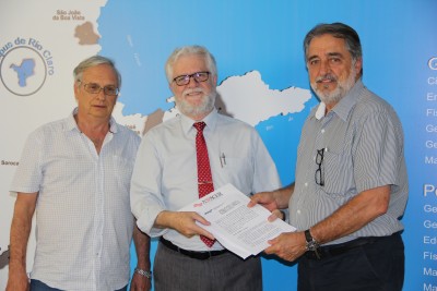 Prof. Dr. Sebastião Gomes de Carvalho – Professor de Geologia Econômica do Departamento de Petrologia e Metalogenia da UNESP Rio Claro, Prof. Dr. José Alexandre Perinotto – Diretor do IGCE/ UNESP e Almir Guilherme – Diretor Executivo da ASPACER participaram da assinatura do convênio.