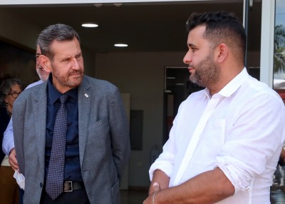 Caminhão foi apresentado durante visita do Secretário de Infraestrutura e Meio Ambiente Marcos Penido, na foto junto de Rodrigo Paraluppi do Grupo Formigres