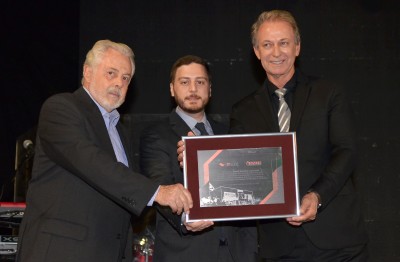 Eduardo presidente eleito da ASPACER (ao centro), junto de Antonio Carlos Pacheco, ex-presidente do SINCER, entregam para Valmir, placa de homenagem pela sua gestão, durante confraternização da ASPACER