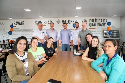 Almir Guilherme (Diretor Executivo da ASPACER), Valmir Carnevali (Proprietário da Cerâmica Savane), Leonardo Sanchez (Diretor Industrial), Luciano Sanchez (Diretor), Luís Fernando Quilici (Diretor de Relações Institucionais da  ASPACER) junto as colaboradoras da Cerâmica Savane durante inauguração do novo refeitório.