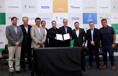 Assinatura do termo feita pelo presidente do conselho Administrativo da ANFACER Benjamim Ferreira Neto, presidente da ASPACER, Eduardo Roncoroni Fior junto com o Presidente do Centro das Indústrias do Estado de São Paulo Rafael Cervone e demais representantes de entidades signatárias e apoiadores.